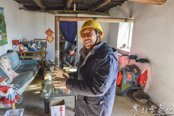 完成任务后，闫师傅露出笑容.jpg