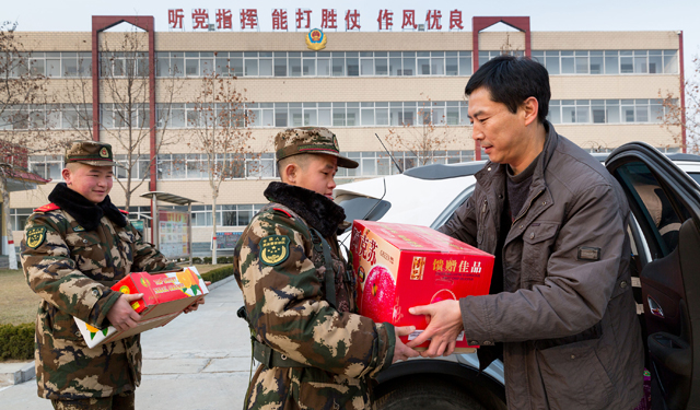 农村电气化网讯：1月24日，退伍老兵李刚带着慰问品来到武警安阳支队滑县中队驻地，看望慰问部队官兵，畅叙鱼水深情，并带来节日的问候和祝福。“永远都忘不了部队对我的培养和锻炼，永远都记着在部队的岁月”！滑县供电公司员工、退伍28年的他对部队官兵说道。据了解，他每年都在春节前自费买慰问品看望驻军部队。