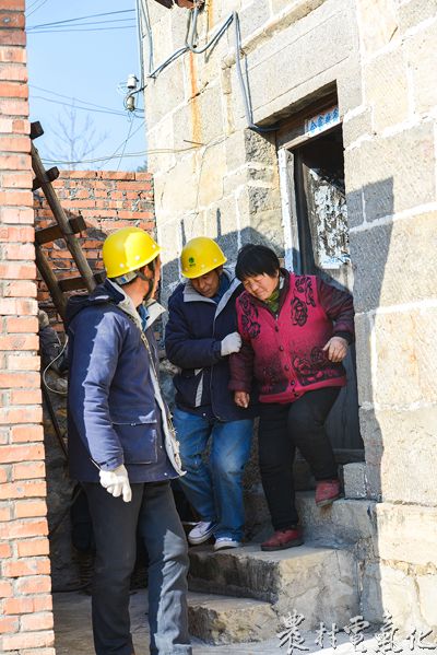 完成检修后，小心扶着闫红妞老伴出来.jpg