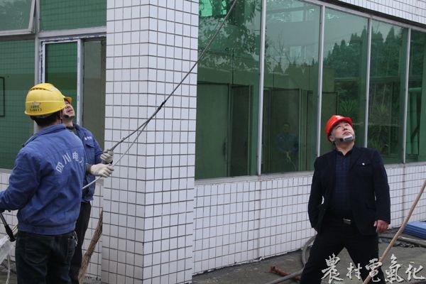 国网乐至县供电公司：年三十为企业抢建线路 (1).JPG