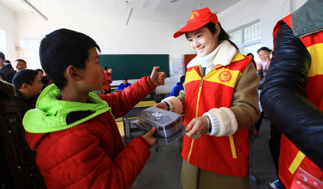 3月2日，“学雷锋纪念日”到来之际，舞阳县供电公司“雷锋志愿服务队”10名志愿者前往该县培智特殊教育学校，为该校有听力、语言、智力等障碍的特殊孩子们送上书包、毛笔、文具盒等学习用品，并陪他们做游戏、练书法，使其感受到社会的温暖与关爱、鼓励与支持。