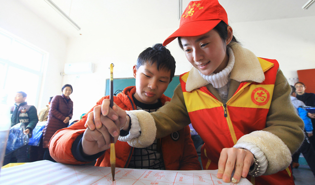 3月2日，“学雷锋纪念日”到来之际，舞阳县供电公司“雷锋志愿服务队”10名志愿者前往该县培智特殊教育学校，为该校有听力、语言、智力等障碍的特殊孩子们送上书包、毛笔、文具盒等学习用品，并陪他们做游戏、练书法，使其感受到社会的温暖与关爱、鼓励与支持。