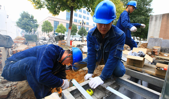 3月17日一早，舞阳县供电公司组织16名精干线路施工力量，奋战在中低压线路升级改造现场，对县工业大道两侧承建的电力游园暖心工程进行整体建设，新建10千伏全电缆线路10.7千米，组立杆塔19基，全力配合“百城提质”魅力城市建设，为创建省级园林城市加快施工进度。