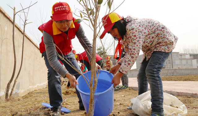 活动中，在该校新改建的操场周围，利辛县供电公司党员服务队队员带着各自结对的留守儿童默契配合，欢快卖力地挥动手中的铁锹，用一桶桶河水和出肥沃的春泥，许下一个个美好的愿望，种下一棵棵希望之树。