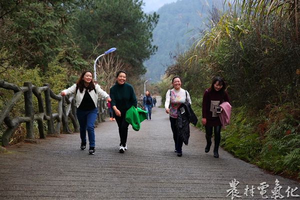 登山现场，大家精神抖擞，奋勇争先，团结协作，登山路上充满了欢声笑语。(周伟 摄）.JPG