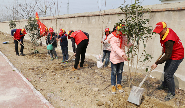 为迎接一年一度的“植树节”，促进国土绿化，改善生态环境，3月9日上午，安徽利辛县供电公司党员服务队与该县国家电网刘染村希望小学“光明驿站”的留守儿童们一起相约，开展“牵手留守儿童 绿化美丽校园”主题植树活动，为这所希望小学再添一抹绿、一处“春”、一个个希望。