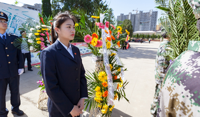 　　农村电气化网讯：4月18日，春日暖阳，鸟语花香，国网滑县供电公司50名职工代表、党员、团员青年，在滑县革命烈士陵园烈士纪念碑前，肃穆静立。参加由滑县县委开展的以“铭记历史、珍爱和平、缅怀先烈、开创未来”为主题的“纪念滑县解放70周年烈士公祭活动”。