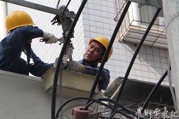 4月5日，凯里供电局城区分局配网运维人员正在对配电台区的防雷设施进行系统检测，按照“边查边改”的原则，对发现的安全隐患和损坏的避雷器、令克等及时进行消缺.JPG