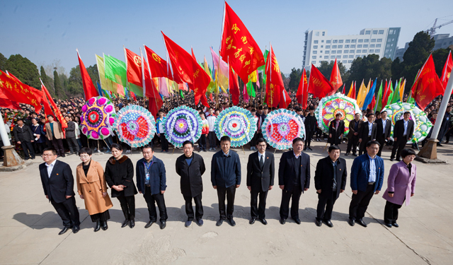 活动当日，烈士陵园内草坪披绿、松柏苍翠，气氛庄严肃穆。图2为2017年4月1日，河南滑县烈士陵园内数千名党员干部、中小学生和社会群众在烈士纪念碑前缅怀革命先烈。