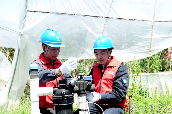 国网福建宁德福鼎市供电公司组织太姥山中心供电所人员深入太姥山潋城村，到农业种植基地安装漏电保护装置，确保春耕春灌安全用电。.jpg