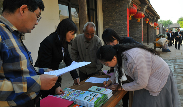 农村电气化网讯：4月27日，孟州市供电公司马四班组长工作室成员携带工具包，来到“老家莫沟”景区，现场受理用电问题，并对景区内用电设施义务排查维护，用心为“五一”小长假期间景区用电提供可靠保障。