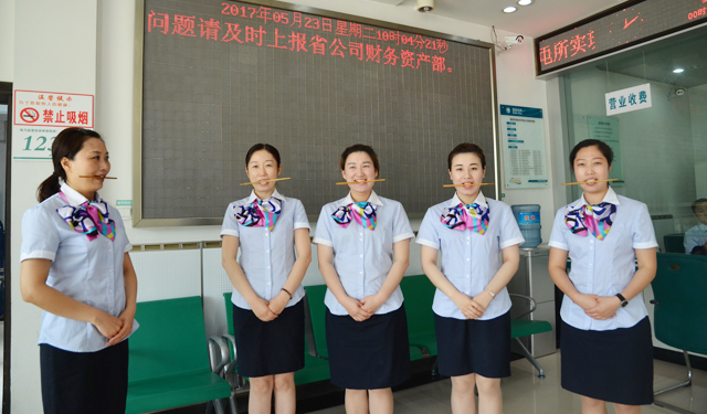 农村电气化网讯：5月23日，孟州市供电公司组织营销窗口人员进行礼仪培训，此次培训从仪容仪表、服务用语、礼仪手势等方面进行训练，旨在进一步提高窗口人员的综合服务水平，打造温馨、和谐的供电服务窗口。