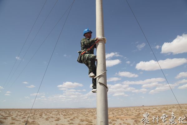 戈壁滩上的爬杆成为一道风景，与蓝天白云同成一色。.jpg