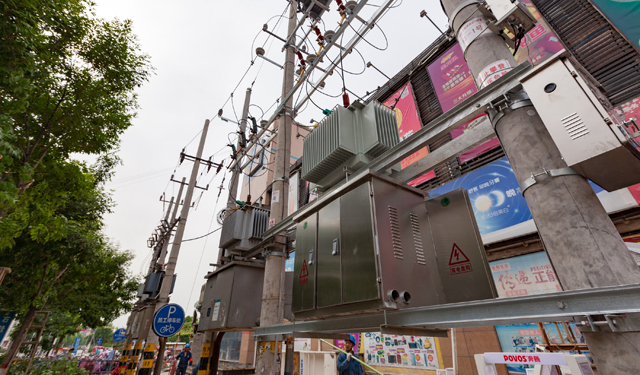 5月12日，在河南滑县新区胡庄村，该县电力施工技术人员正忙着新增一台400千伏安变压器，并进行接火供电试验，对该村原有3台315千伏安的配变用户进行分容用电调整，以确保该村居民及周边地区商铺迎峰度夏期间安全可靠供用电。