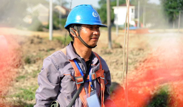 　　农村电气化网讯：５月１８日，和县供电公司施工人员在该县西埠镇丰乐台区进行中心村农网改造。连日来，和县供电公司抓住天气晴好的时机，加紧实施农网改造和中心村电网建设，保障广大群众在夏季高温期间安全可靠用电。