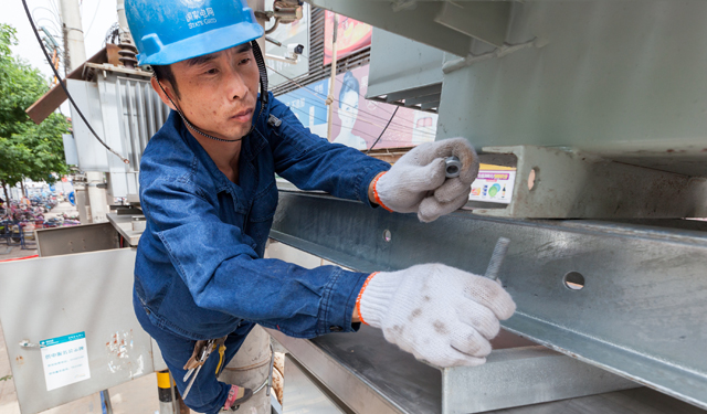 5月12日，在河南滑县新区胡庄村，该县电力施工技术人员正忙着新增一台400千伏安变压器，并进行接火供电试验，对该村原有3台315千伏安的配变用户进行分容用电调整，以确保该村居民及周边地区商铺迎峰度夏期间安全可靠供用电。