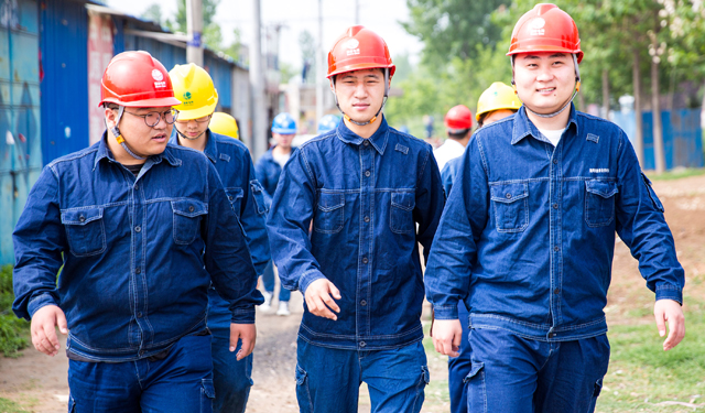 5月4日，为进一步强化安全培训管理，增强青年员工安全意识，五四青年节当天，国网滑县供电公司组织十余名青年员工来到该县留固镇南新村农配网升级改造施工现场，把施工现场当做实践课堂，通过现场安全检查及点评的形式加强青年员工安规意识，达到工作与练兵两不误的效果。