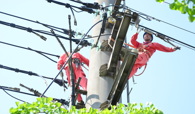 农村电气化网讯：5月17日，根据计划安排，国网广德县供电公司开展大木桥开关站负荷转移工作,旨在全力支援县域规划发展，优化和提升城区供电能力，并同步消除电网安全隐患，为迎峰度夏期间安全可靠供电打下扎实的基础。