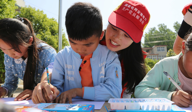 农村电气化网讯：5月10日，正值“党员活动日”，利辛县供电公司党委号召该公司党员服务队志愿者赶赴刘染村国家电网爱心希望小学开展志愿服务活动，牵手留守儿童们举办“感恩母亲节”绘画比赛，共同迎接“母亲节”的到来。