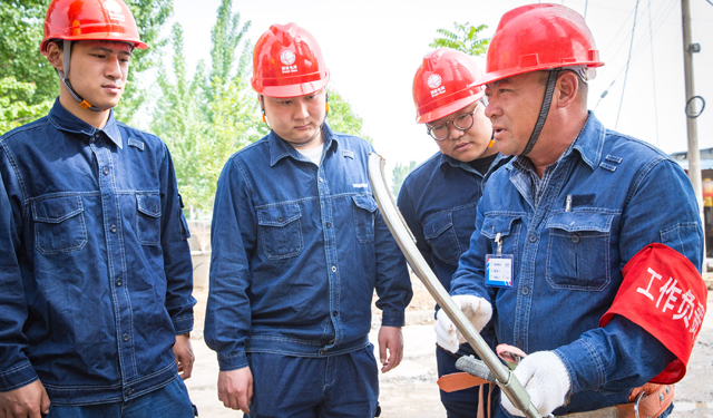 5月4日，为进一步强化安全培训管理，增强青年员工安全意识，五四青年节当天，国网滑县供电公司组织十余名青年员工来到该县留固镇南新村农配网升级改造施工现场，把施工现场当做实践课堂，通过现场安全检查及点评的形式加强青年员工安规意识，达到工作与练兵两不误的效果。