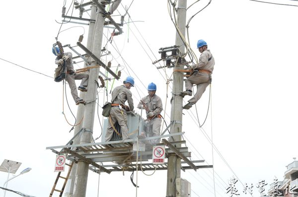 4月26日，福建长汀供电公司员工对县南山镇大田村电网进行升级改造.(袁鸿梅13950896516).JPG