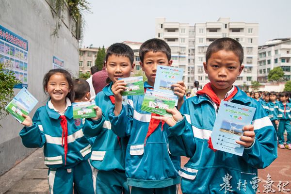 3、5月10日，实验小学三年级二班的4名同学，正在展示刚刚领到的画册和作业本。（王仁磊 摄）.jpg