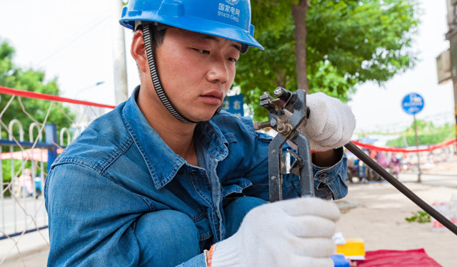 5月12日，在河南滑县新区胡庄村，该县电力施工技术人员正忙着新增一台400千伏安变压器，并进行接火供电试验，对该村原有3台315千伏安的配变用户进行分容用电调整，以确保该村居民及周边地区商铺迎峰度夏期间安全可靠供用电。