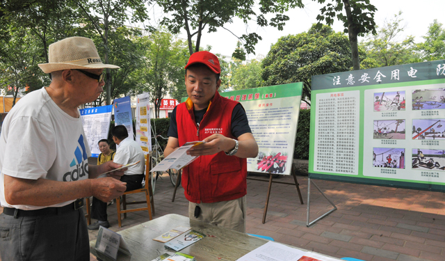 农村电气化网讯：6月16日，在第十六个全国安全月活动之际，孟州市供电公司在该市海尔广场等人流密集地开展安全讲堂进广场、进社区活动，大力宣传夏日安全用电、家用电器安全和电力设施保护等知识，积极创建安全和谐的供用电环境。