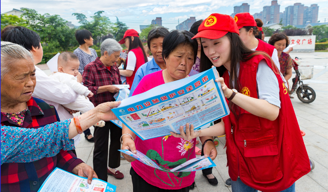 此次活动，共发放宣传资料300余份，接受客户咨询26次，增进了居民用户对供电服务内容的认识和了解，极大方便了客户的各项用电需求。图为2017年6月10日，国网滑县供电公司小红帽青年志愿者来到该县锦和新城小区开展“安全，节约和绿色用电”宣传活动，志愿者正在通过电力宣传画册、宣传页与群众交流。