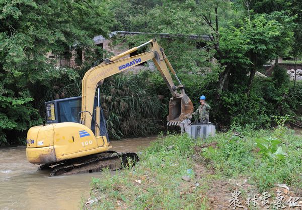 6月3日，在长汀县南山镇中复村塘背井头1号变压器抢修现场，钩机帮忙调运电压器。（袁鸿梅13950896516）.JPG