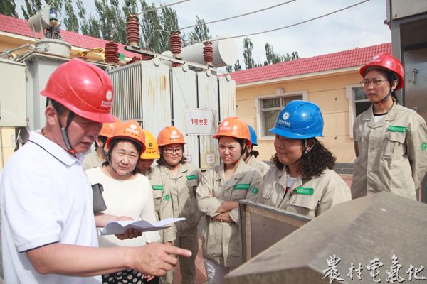 明路35千伏变电站一次设备区，培训老师向学员讲解设备相关知识。.jpg