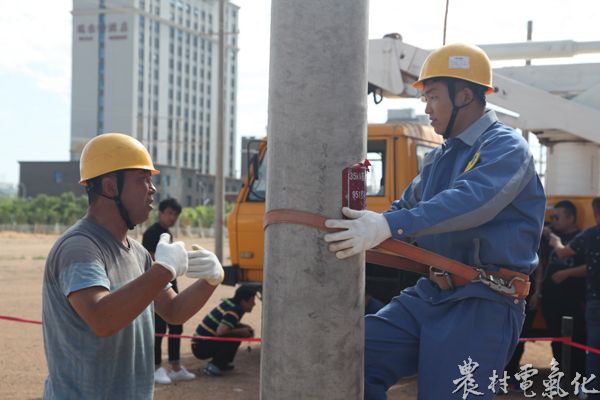 新学员登杆前，老师傅再三嘱咐动作要领。.jpg