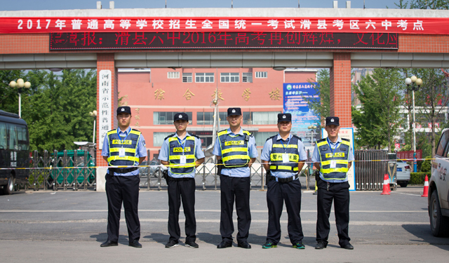 图为6月7日，滑县六中考点东门口的交警在执勤。