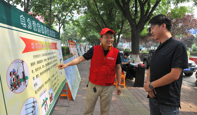 农村电气化网讯：6月16日，在第十六个全国安全月活动之际，孟州市供电公司在该市海尔广场等人流密集地开展安全讲堂进广场、进社区活动，大力宣传夏日安全用电、家用电器安全和电力设施保护等知识，积极创建安全和谐的供用电环境。