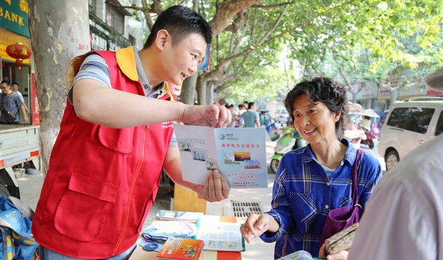 农村电气化网讯：为强化安全发展观念，提升全民安全素质，全面落实企业安全生产主体责任，6月16日上午，国网利辛县供电公司安全管理工作人员以及该公司党员服务队员以“6·16”全国安全生产宣传咨询日活动为契机，在该县县城人流量较大的建设中路设置安全生产宣传咨询台，向过往市民群众发放和宣传讲解新《安全生产法》、《电力法》、《电力设施保护条例》及易懂的“安全用电三字经”手册等相关电力安全知识资料。图为6月16日，国网利辛县供电公司安全管理人员为市民讲解安全用电注意事项。