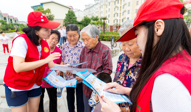 “遇到雷雨天气时，一定要及时切断电源”“不要在电线上晾晒衣物”6月10日，国网滑县供电公司小红帽青年志愿者来到该县锦和新城小区，开展“安全，节约和绿色用电”宣传活动。图为2017年6月10日，国网滑县供电公司小红帽青年志愿者来到该县锦和新城小区开展“安全，节约和绿色用电”宣传活动，志愿者正在通过电力宣传画册、宣传页与群众交流。