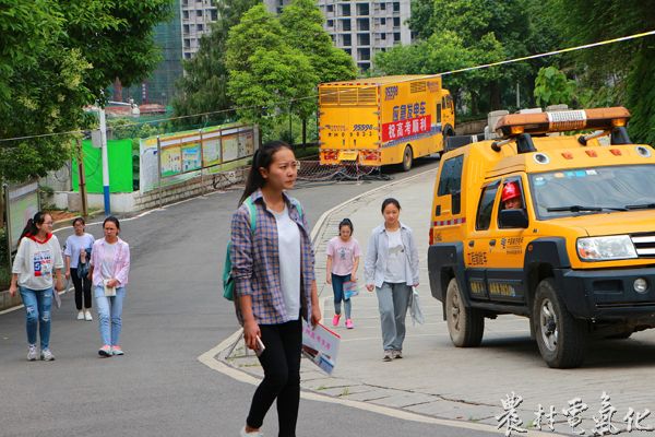 图为看着顺利考完高考的考生，驻守考点的保电人员暂松了口气，露出了舒心的笑容。1.jpg