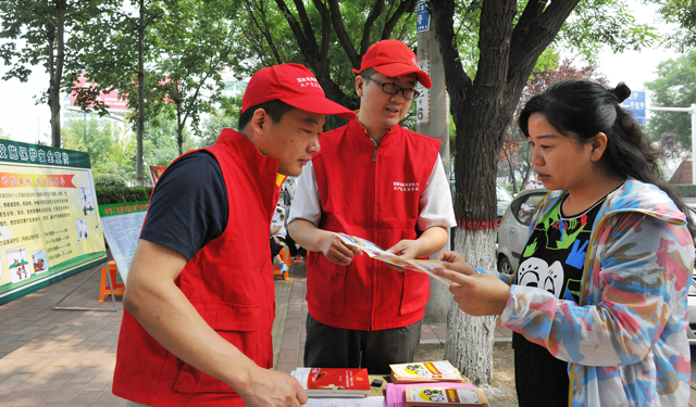 农村电气化网讯：6月16日，在第十六个全国安全月活动之际，孟州市供电公司在该市海尔广场等人流密集地开展安全讲堂进广场、进社区活动，大力宣传夏日安全用电、家用电器安全和电力设施保护等知识，积极创建安全和谐的供用电环境。