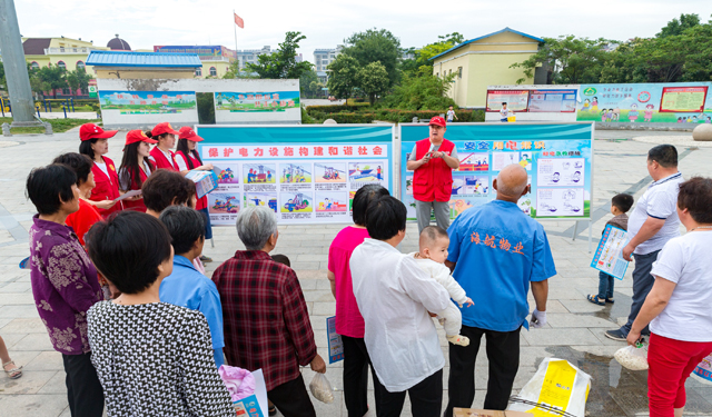 农村电气化网讯：“遇到雷雨天气时，一定要及时切断电源”“不要在电线上晾晒衣物”6月10日，国网滑县供电公司小红帽青年志愿者来到该县锦和新城小区，开展“安全，节约和绿色用电”宣传活动。图为2017年6月10日，国网滑县供电公司小红帽青年志愿者来到该县锦和新城小区开展“安全，节约和绿色用电”宣传活动，志愿者正在电力安全知识展板前讲解。