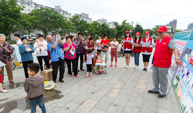 在提高居民安全用电意识的同时，现场解答用电疑问、消除用电隐患、宣传相关政策。帮助居民分析用电情况，提供节能咨询。对于夏季用电高峰的安全、科学、节约用电进行指导。图为2017年6月10日，国网滑县供电公司小红帽青年志愿者来到该县锦和新城小区开展“安全，节约和绿色用电”宣传活动，志愿者生动精彩的讲解，博得在场群众阵阵掌声。