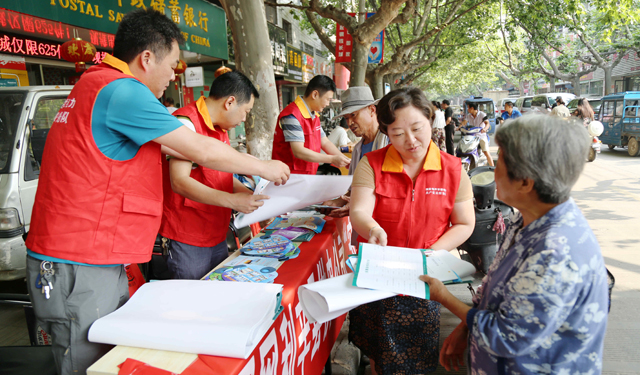 活动中，该公司宣传人员通过印有生动图文的画册、彩页和文化笔，向市民群众热心地宣传安全用电、节约用电等知识，面对面接受客户咨询，耐心地向客户们释疑解惑。图为6月16日，国网利辛县供电公司安全管理人员在街道上向过往群众发放安全用电资料。