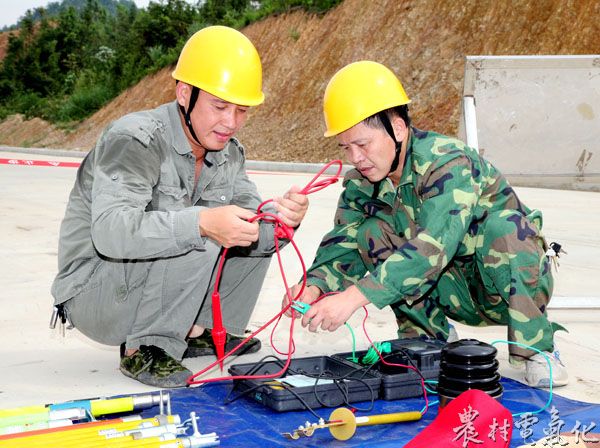 8月9日，国网德兴市供电公司员工采取带电作业形式为江西卓宇防水建材有限公司于10千伏茅坞一线定佳支线19号杆处搭火接电，减少停电时间3.5小时，使周边15家园区企业生产用电得到正常供应，多供电量21823.2千瓦时。吾恒琳摄6.JPG