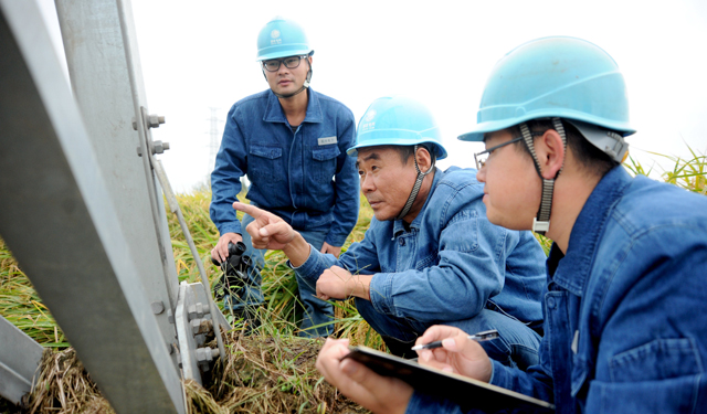 农村电气化网讯：10月17日，和县供电公司职工对过境的电力线路进行巡视检查。