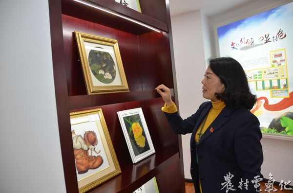 吴晓梅在明珠公司企业文化展示中心.JPG