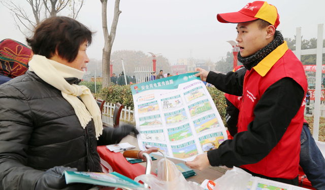 活动期间，该公司宣传人员共计发放电力设施保护手册、安全用电常识宣传彩页、“三字经”学生安全用电读本、安全用电文化环保袋等相关安全用电法律读本及资料近300份。