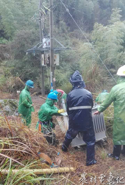 1月8日，福建长汀供电公司对四都镇寨背坑1号变进行增容改造，确保电网可靠运行。（袁鸿梅13950896516）.jpg