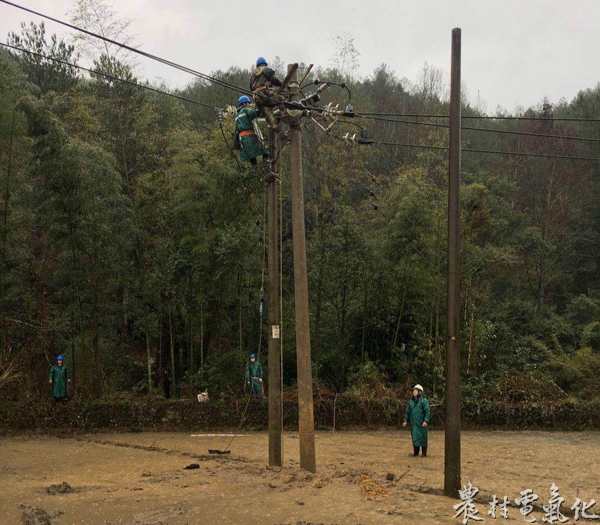 1月8日，福建长汀供电公司抢修人员紧急抢修断杆，确保居民用电可靠。（袁鸿梅、程亮）_meitu_1.jpg