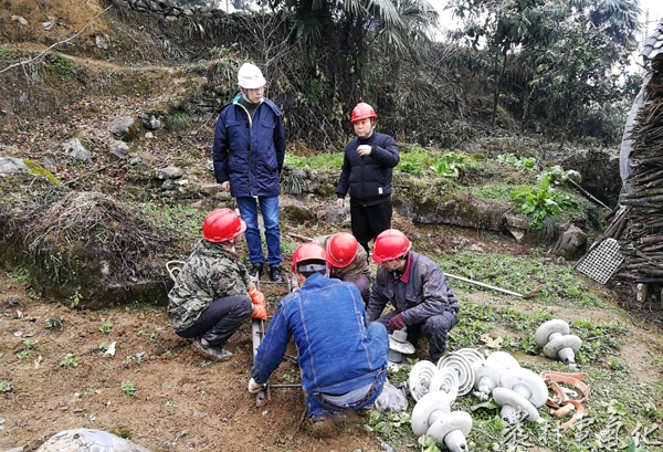 石水村施工现场金具组装（徐前峰摄）.jpg