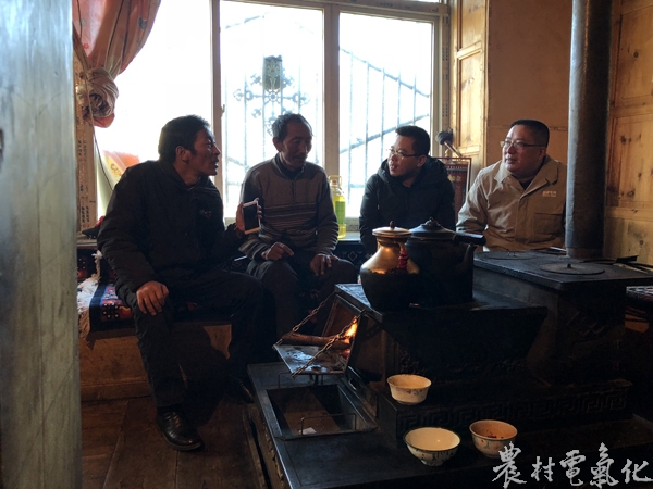 看望贫困老党员3.jpg