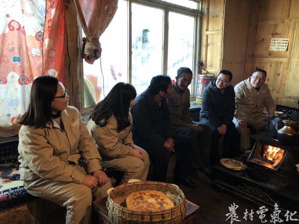 看望贫困老党员2.jpg